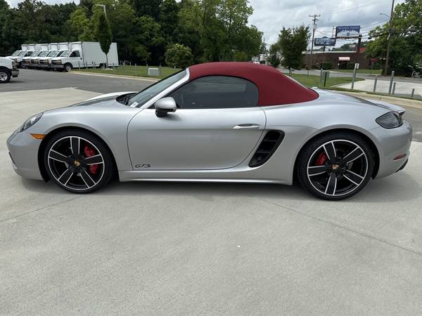Porsche 718 Boxster with VIN: WP0CB2A80KS228515