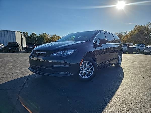 Chrysler Voyager with VIN: 2C4RC1CG2NR219021