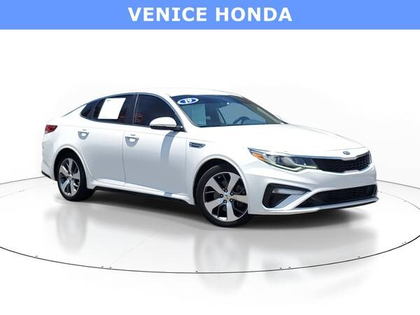 Kia Optima with VIN: 5XXGT4L33KG311605