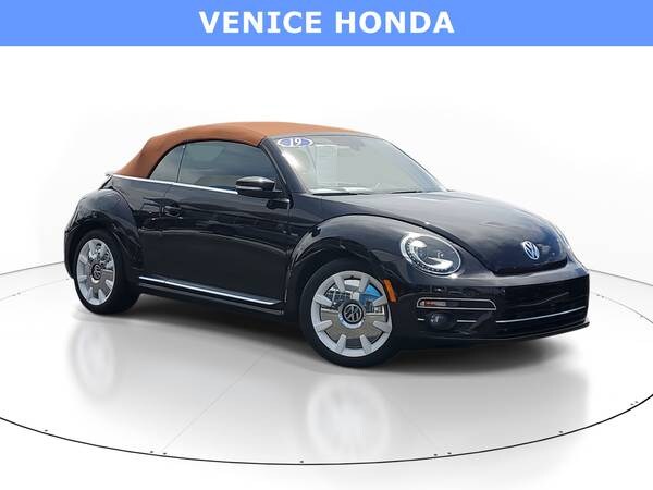 Volkswagen Beetle Convertible with VIN: 3VW5DAAT3KM506900