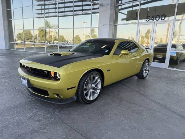 Dodge Challenger with VIN: 2C3CDZBT8LH239622