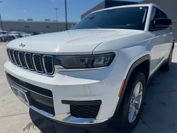 Jeep Grand Cherokee L with VIN: 1C4RJKAG5P8834546