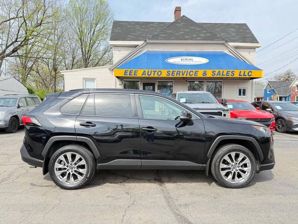 Toyota RAV4 with VIN: 2T3A1RFV7MC154619