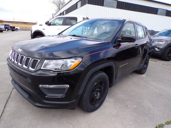 Jeep Compass with VIN: 3C4NJCAB1JT319304