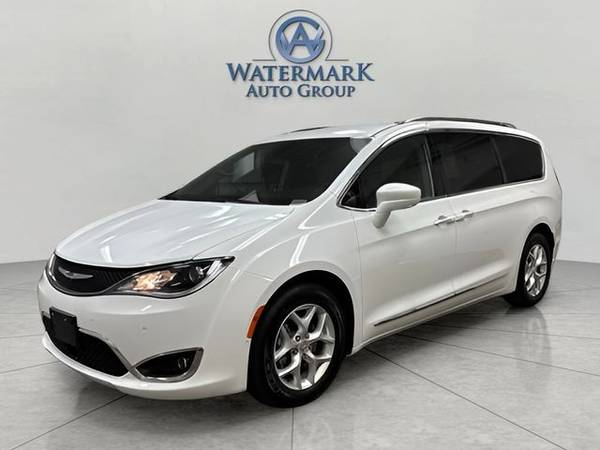 Chrysler Pacifica with VIN: 2C4RC1BG2JR158491