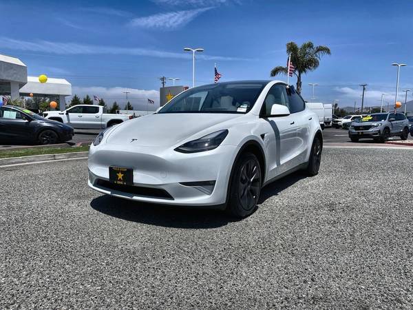 Tesla Model Y with VIN: 7SAYGDEE4RF194429