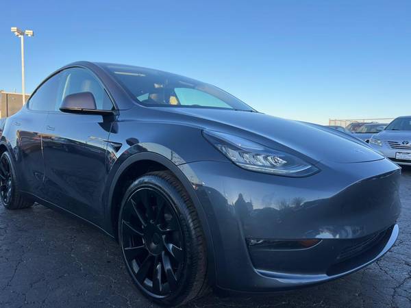 Tesla Model Y with VIN: 5YJYGAEE9MF279030