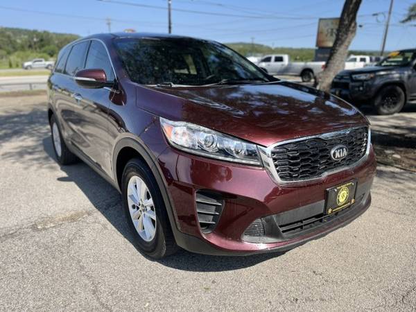 Kia Sorento with VIN: 5XYPG4A31KG566367