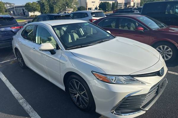 2022 Toyota Camry Hybrid XLE