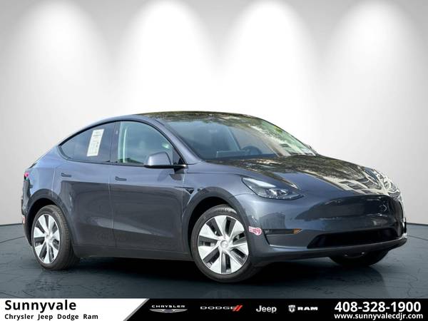 Tesla Model Y with VIN: 7SAYGDED0PF940881