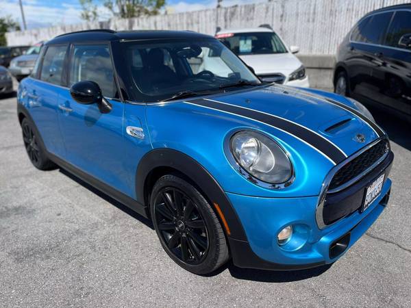 MINI Cooper with VIN: WMWXU3C5XF2B61951