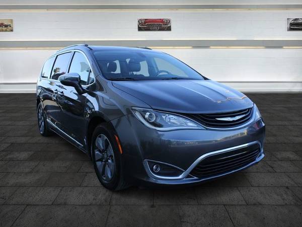 Chrysler Pacifica Hybrid with VIN: 2C4RC1N74JR236684