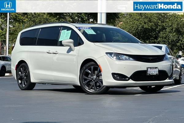 Chrysler Pacifica with VIN: 2C4RC1EG2LR149160