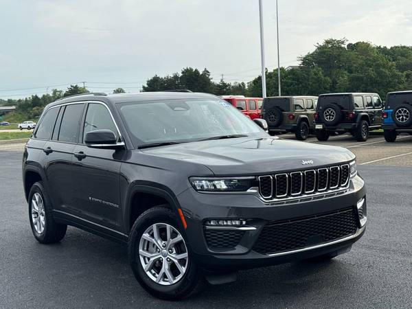Jeep Grand Cherokee with VIN: 1C4RJHBGXN8524410