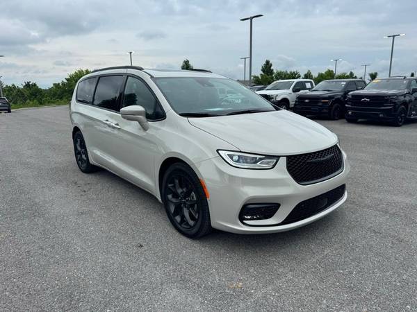 Chrysler Pacifica with VIN: 2C4RC1BG4MR503184