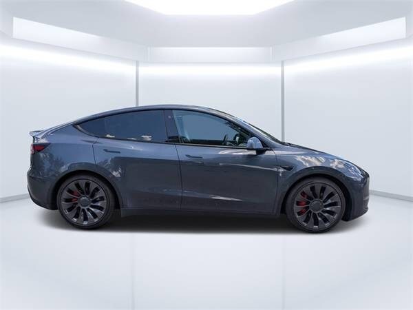 Tesla Model Y with VIN: 5YJYGDEF2MF134647