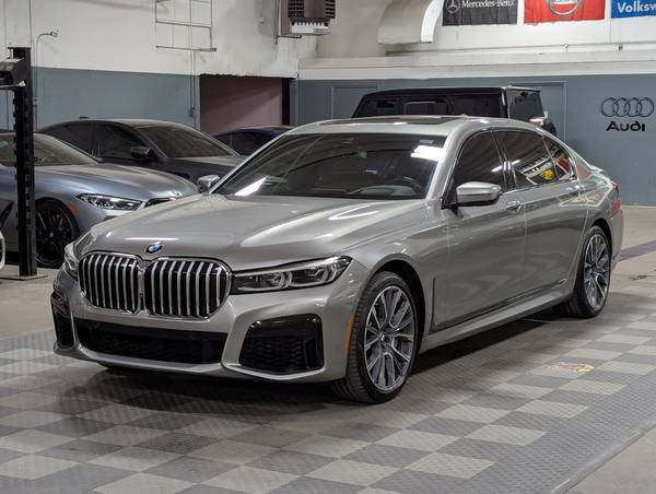 BMW 7 Series with VIN: WBA7U2C05NCH89410