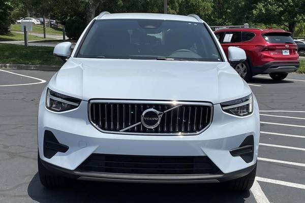 2024 Volvo XC40 B5 Core Bright