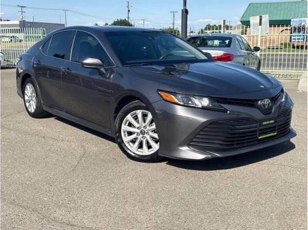 Toyota Camry with VIN: 4T1B11HK6JU152498