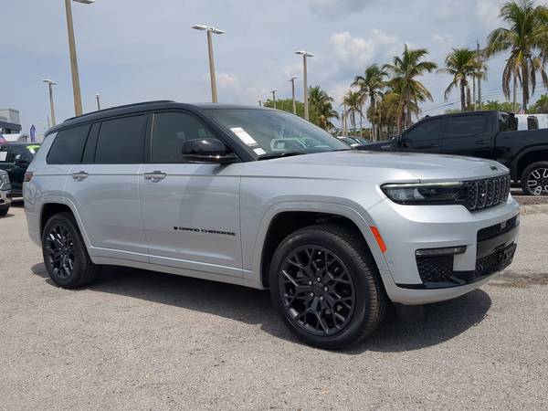 Jeep Grand Cherokee L with VIN: 1C4RJKET4R8527864