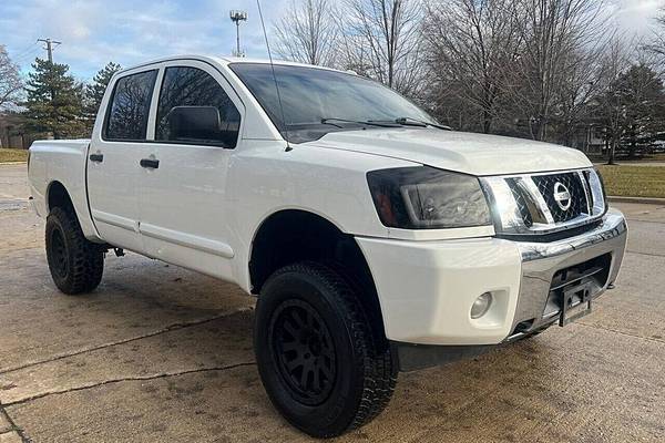 2014 Nissan Titan SV  Crew Cab