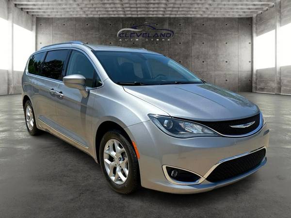 Chrysler Pacifica with VIN: 2C4RC1EG3JR310760