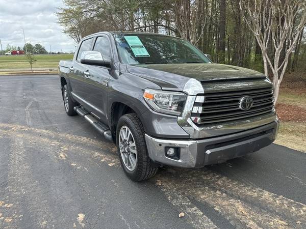 Toyota Tundra with VIN: 5TFAY5F1XKX795918