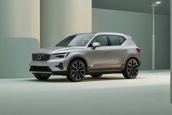 2024 Volvo XC40 B5 Ultimate Bright